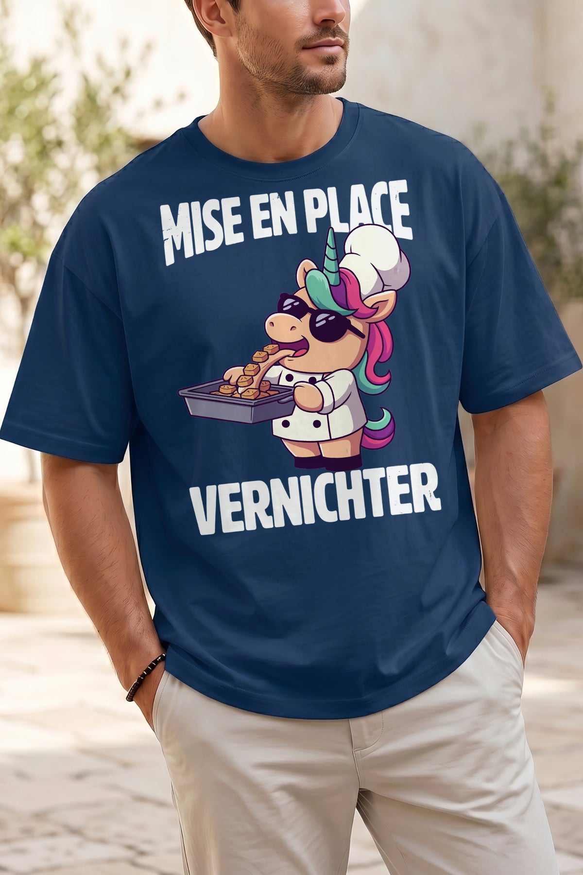T-Shirt Mise en place Vernichter in Navy, von einem Mann getragen