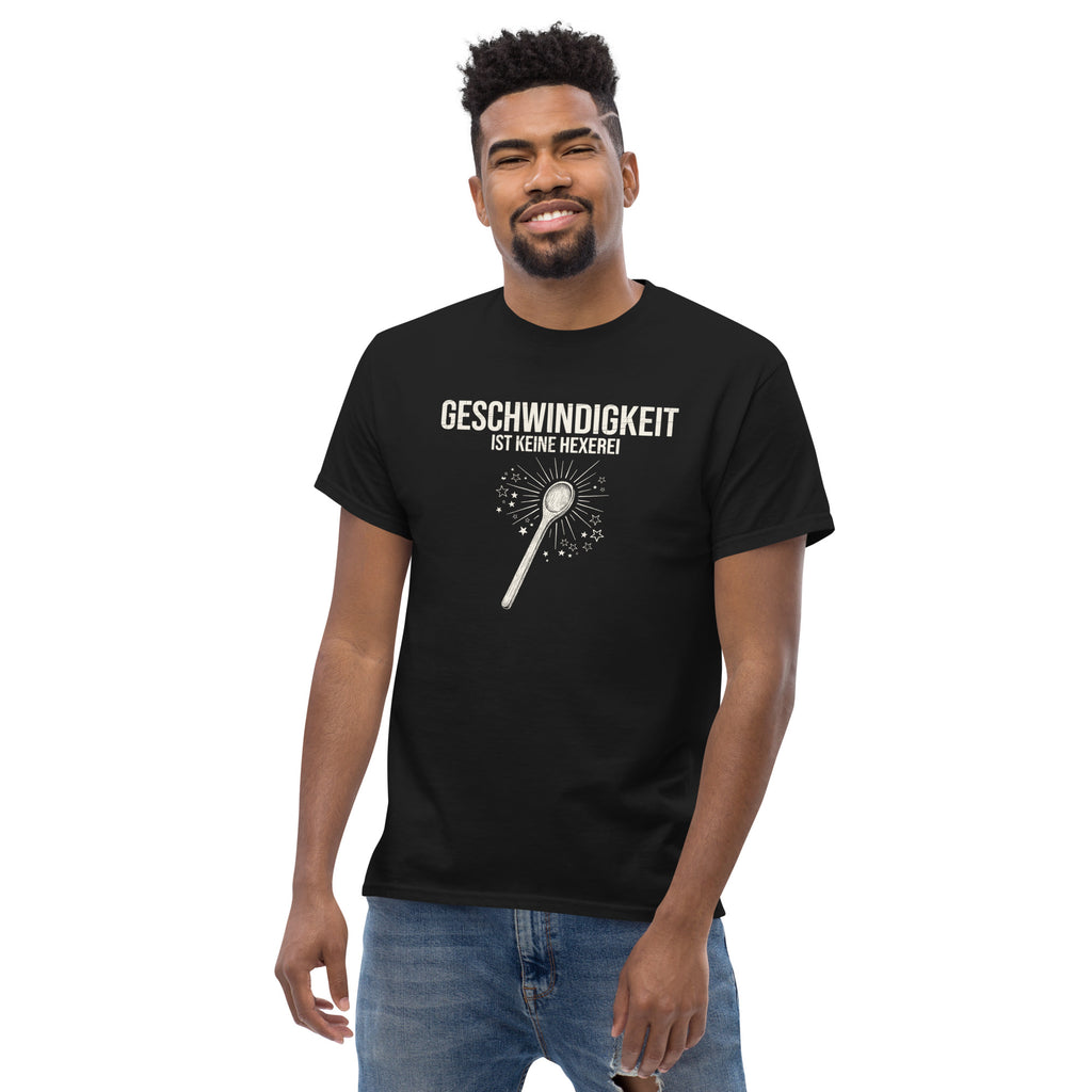 Koch-Shirt Geschwindigkeit ist keine Hexerei in Schwarz, am Model getragen