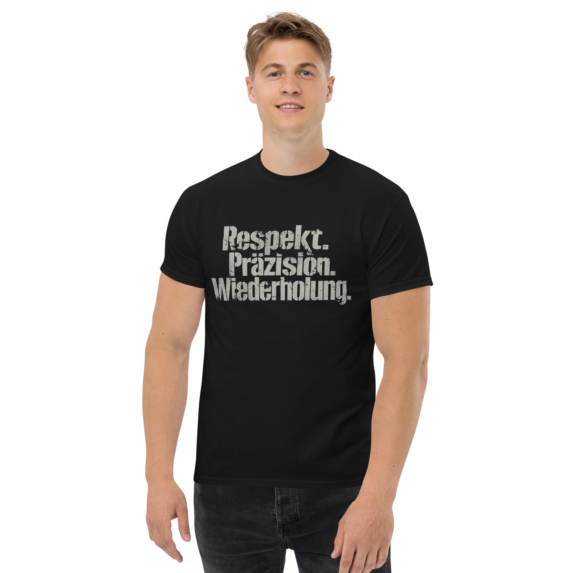 Koch-Shirt Respekt. Präzision. Wiederholung. in Schwarz, am Model getragen