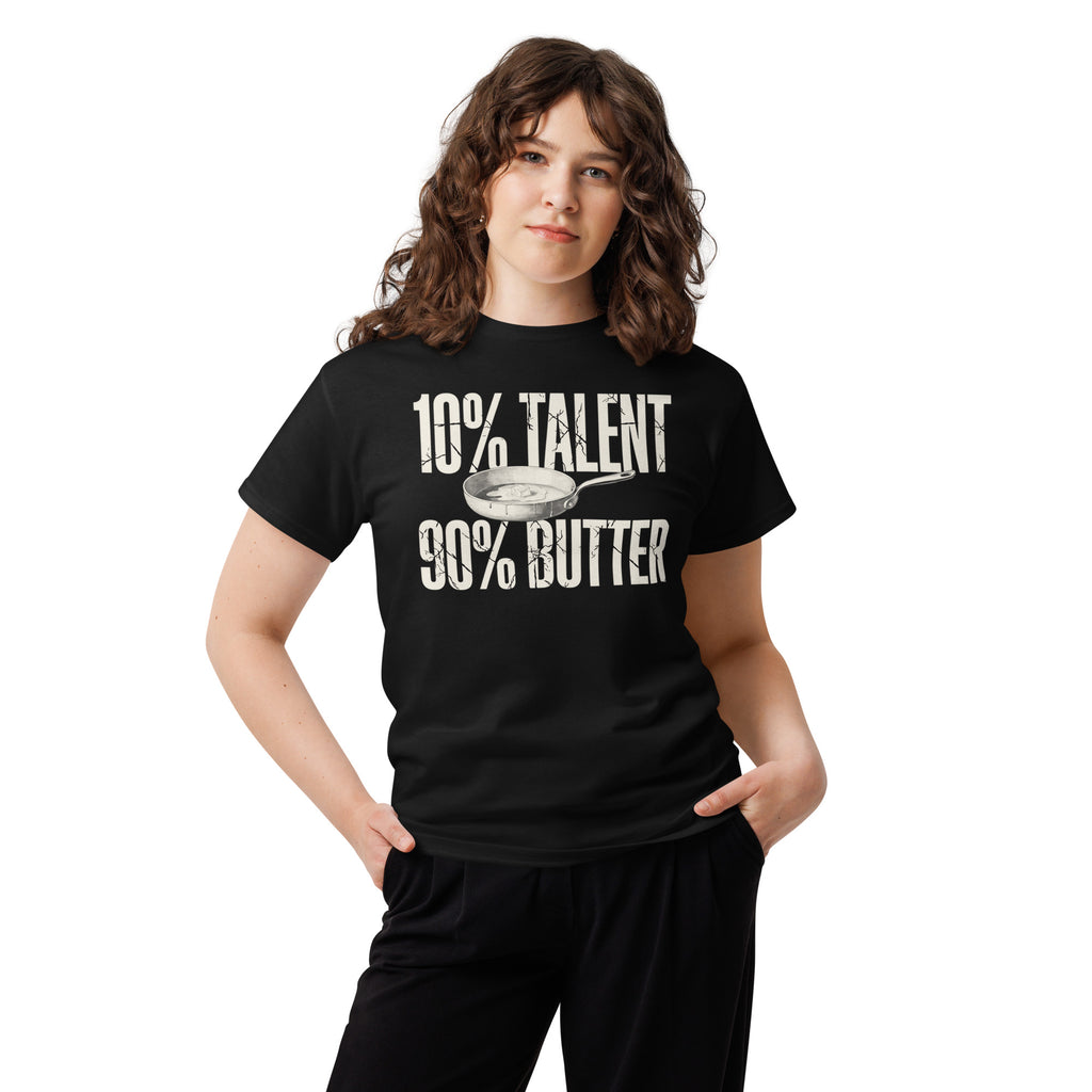 T-Shirt 10% Talent 90% Butter in Schwarz, von einer Frau getragen