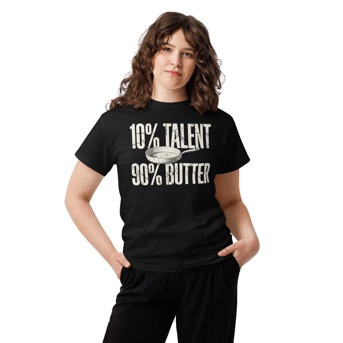T-Shirt 10% Talent 90% Butter in Schwarz, von einer Frau getragen