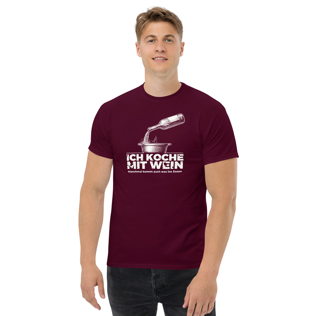 Koch-Shirt Ich koche mit Wein in Kastanienbraun, am Model getragen