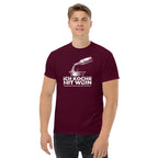 Koch-Shirt Ich koche mit Wein in Kastanienbraun, am Model getragen