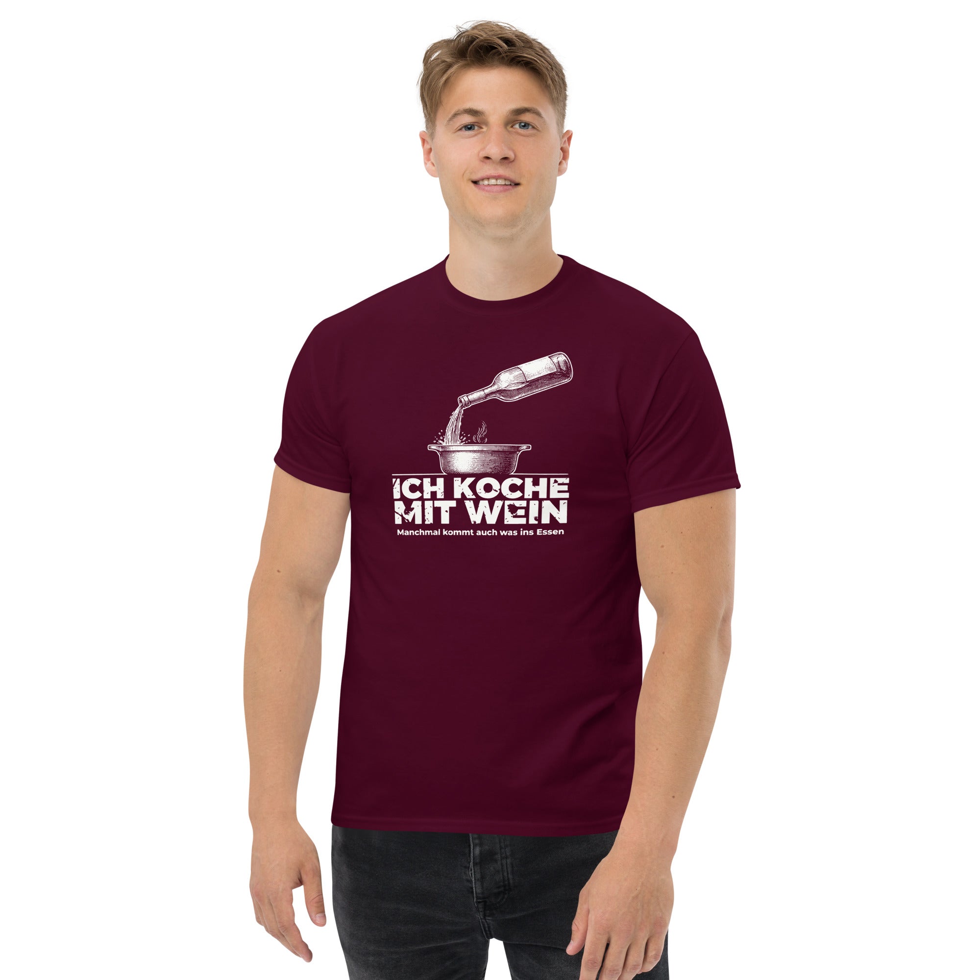 Koch-Shirt Ich koche mit Wein in Kastanienbraun, am Model getragen