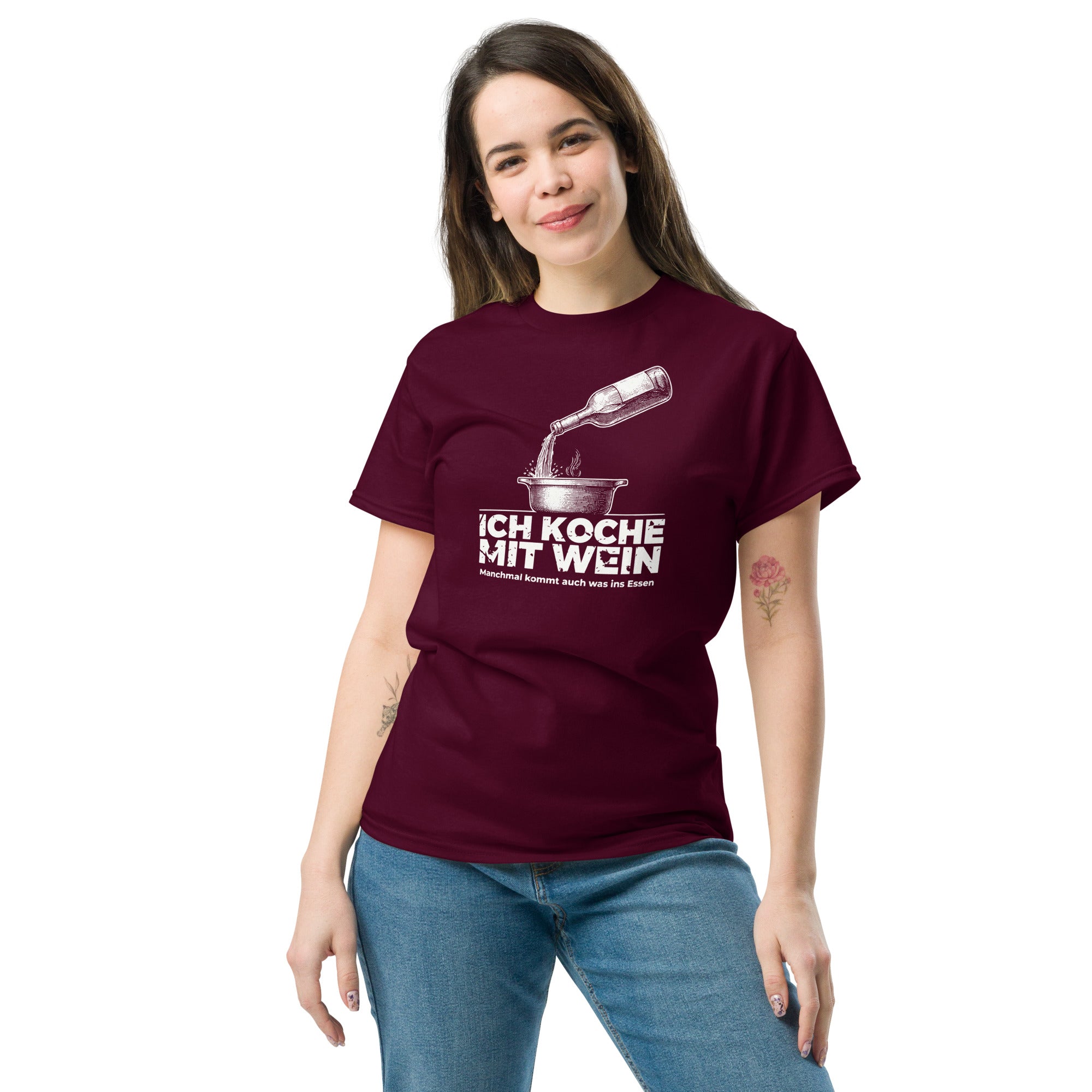 Koch-Shirt Ich koche mit Wein in Kastanienbraun, am Model getragen, zweite Ansicht