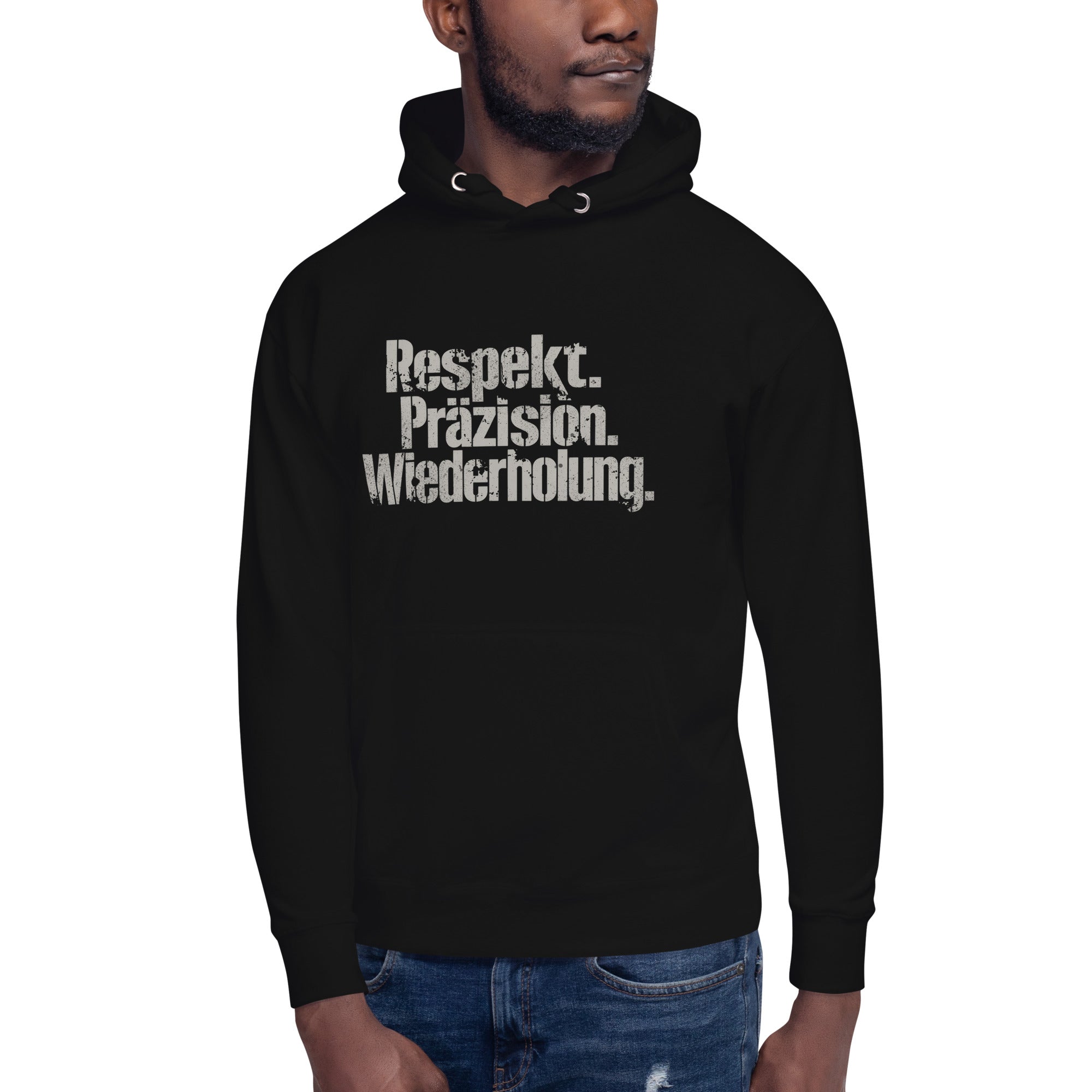 Koch-Hoodie Respekt. Präzision. Wiederholung. in Schwarz, am Model getragen