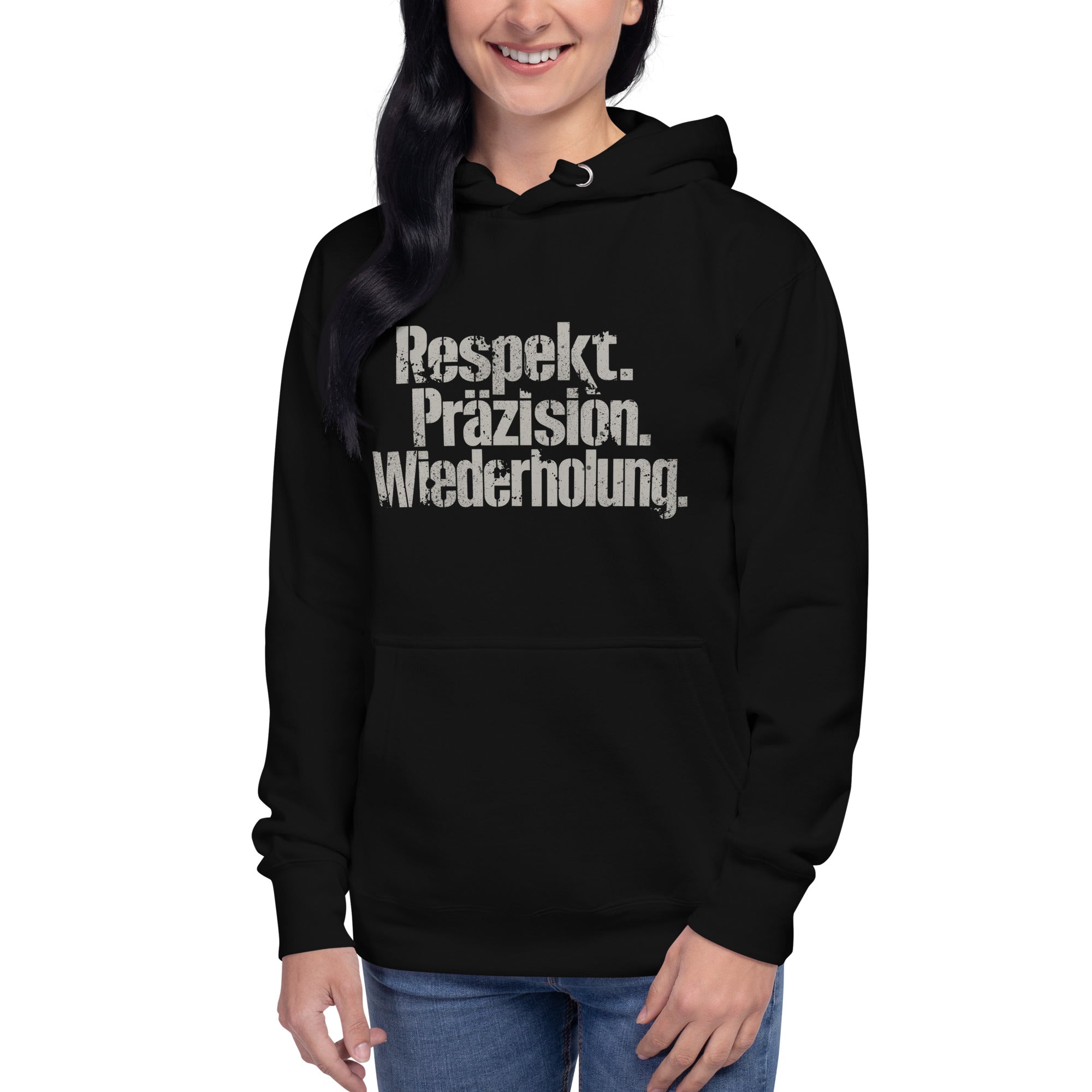 Koch-Hoodie Respekt. Präzision. Wiederholung. in Schwarz, am Model getragen, dritte Ansicht